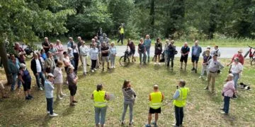 Bamberg: Mit dem Rad auf den Spuren des Tiefensammlers 13 Bürgerinnen und Bürger nutzten die Gelegenheit, im Rahmen von
„Bamberg on tour“ Informationen aus erster Hand über den
Tiefensammler zu bekommen.
2: Eine Stele an der Europabrücke informiert über das
Infrastrukturprojekt. Quelle: Stadt Bamberg, Gerhard Beck