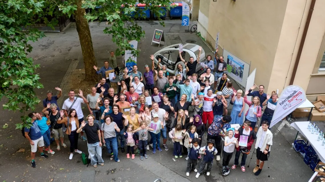 Alle Gewinnerinnen und Gewinner des diesjährigen STADTRADELNWettbewerbs in der Stadt Bamberg bei der Preisverleihung im
Innenhof des Rathauses am Maxplatz. Quelle: Stadt Bamberg, Sonja Seufferth