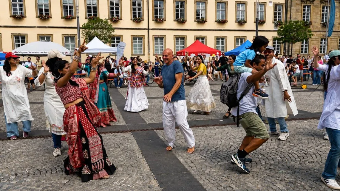 Mit Musik, Tanz und vielen Begegnungen wurde der Maxplatz beim 'Fest der Vielfalt' zum Treffpunkt der Kulturen. Mehrere hundert
Besucherinnen und Besucher feierten gemeinsam Vielfalt und Zusammenhalt. Quelle: Elyas Mousavi, MiB