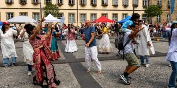 Bamberg feiert Vielfalt auf dem Maxplatz 15 Mit Musik, Tanz und vielen Begegnungen wurde der Maxplatz beim 'Fest der Vielfalt' zum Treffpunkt der Kulturen. Mehrere hundert
Besucherinnen und Besucher feierten gemeinsam Vielfalt und Zusammenhalt. Quelle: Elyas Mousavi, MiB