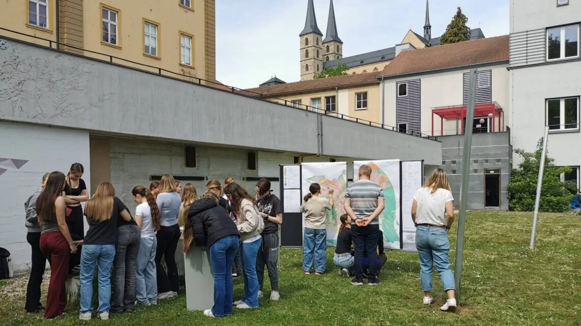 Rund 300 Ideen für das Bamberg von morgen 10 Schülerinnen und Schüler markieren bei der PoliPin-Aktion Orte, die sie
an Bamberg besonders schätzen oder bei denen sie
Verbesserungsbedarf sehen. Die Ergebnisse fließen in die
Fortschreibung des Flächennutzungsplans ein. Quelle: Stadt Bamberg