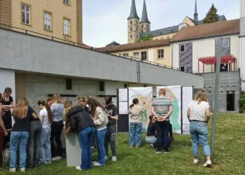 Rund 300 Ideen für das Bamberg von morgen 14 Schülerinnen und Schüler markieren bei der PoliPin-Aktion Orte, die sie
an Bamberg besonders schätzen oder bei denen sie
Verbesserungsbedarf sehen. Die Ergebnisse fließen in die
Fortschreibung des Flächennutzungsplans ein. Quelle: Stadt Bamberg