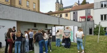Rund 300 Ideen für das Bamberg von morgen 16 Schülerinnen und Schüler markieren bei der PoliPin-Aktion Orte, die sie
an Bamberg besonders schätzen oder bei denen sie
Verbesserungsbedarf sehen. Die Ergebnisse fließen in die
Fortschreibung des Flächennutzungsplans ein. Quelle: Stadt Bamberg