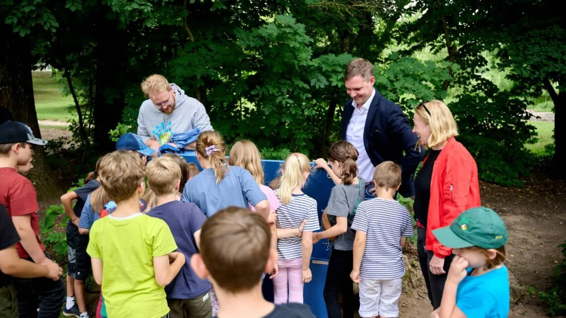 Großes Interesse bei der Eröffnung: Zahlreiche Kinder erkundeten
gemeinsam mit dem zweiten Bürgermeister und Sozialreferenten
Jonas Glüsenkamp sowie Vertreter:innen des Stadtjugendrings,
des Familienbeirats die neue Spielkiste am Spielplatz Wildensorg.
Eltern sind eingeladen, gut erhaltene Spielsachen zu spenden und
so das gemeinsame Angebot zu unterstützen. Quelle: Sonja Seufferth, Stadt Bamberg