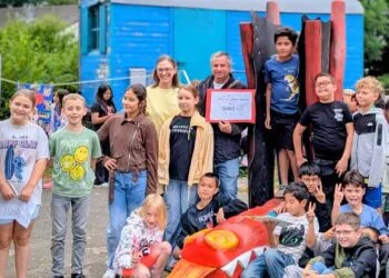 Bamberg: Drache „Hugo“ zieht auf den Pausenhof ein 11 Nach fünf Projekttagen ist der freundliche Drache „Hugo“ fertig:
Gemeinsam mit dem Bamberger Bildhauer Thomas Gröhling
präsentieren die Schülerinnen und Schüler der Hugo-vonTrimberg-Grundschule das neue Kunst- und Spielobjekt auf
ihrem Pausenhof. (Foto: Juliane Renninger, Bildungsbüro Stadt
Bamberg)
