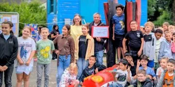 Bamberg: Drache „Hugo“ zieht auf den Pausenhof ein 13 Nach fünf Projekttagen ist der freundliche Drache „Hugo“ fertig:
Gemeinsam mit dem Bamberger Bildhauer Thomas Gröhling
präsentieren die Schülerinnen und Schüler der Hugo-vonTrimberg-Grundschule das neue Kunst- und Spielobjekt auf
ihrem Pausenhof. (Foto: Juliane Renninger, Bildungsbüro Stadt
Bamberg)