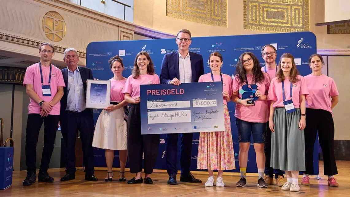 Sebastian Hillebrand (3.v.r.) vom Büro für Innovation und Gründung der Universität Bamberg sowie Vizepräsident für Lehre und Studierende Stefan Hörmann waren bei der Preisverleihung in München dabei. Quelle: Klaus D. Wolf