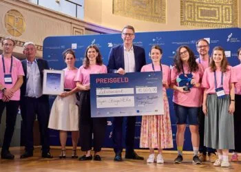 StageHERo der Uni Bamberg erhält MöglichMacher-Preis 2026 10 Sebastian Hillebrand (3.v.r.) vom Büro für Innovation und Gründung der Universität Bamberg sowie Vizepräsident für Lehre und Studierende Stefan Hörmann waren bei der Preisverleihung in München dabei. Quelle: Klaus D. Wolf