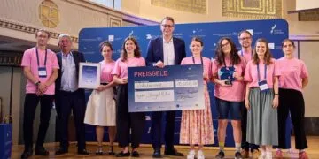 StageHERo der Uni Bamberg erhält MöglichMacher-Preis 2026 14 Sebastian Hillebrand (3.v.r.) vom Büro für Innovation und Gründung der Universität Bamberg sowie Vizepräsident für Lehre und Studierende Stefan Hörmann waren bei der Preisverleihung in München dabei. Quelle: Klaus D. Wolf