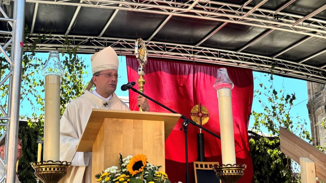 Bamberg feiert Heinrichsfest im Zeichen von Glauben und Erinnerung 10 Erzbischof Gössl bei der Predigt (Foto: Erzbistum Bamberg/Patricia Achter)