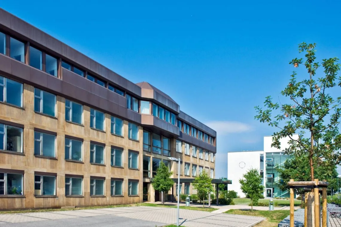 Das Universitätsgebäude in der Feldkirchenstraße 21 ist einer von zwei Standorten der Universität Bamberg, an denen mit Fördermitteln des Freistaats Bayern dringend notwendige Sanierungsmaßnahmen umgesetzt werden. Quelle: Jürgen Schabel/Universität Bamberg