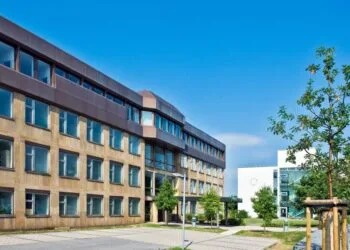 6,4 Millionen Euro für Sanierung der Universität Bamberg 14 Das Universitätsgebäude in der Feldkirchenstraße 21 ist einer von zwei Standorten der Universität Bamberg, an denen mit Fördermitteln des Freistaats Bayern dringend notwendige Sanierungsmaßnahmen umgesetzt werden. Quelle: Jürgen Schabel/Universität Bamberg
