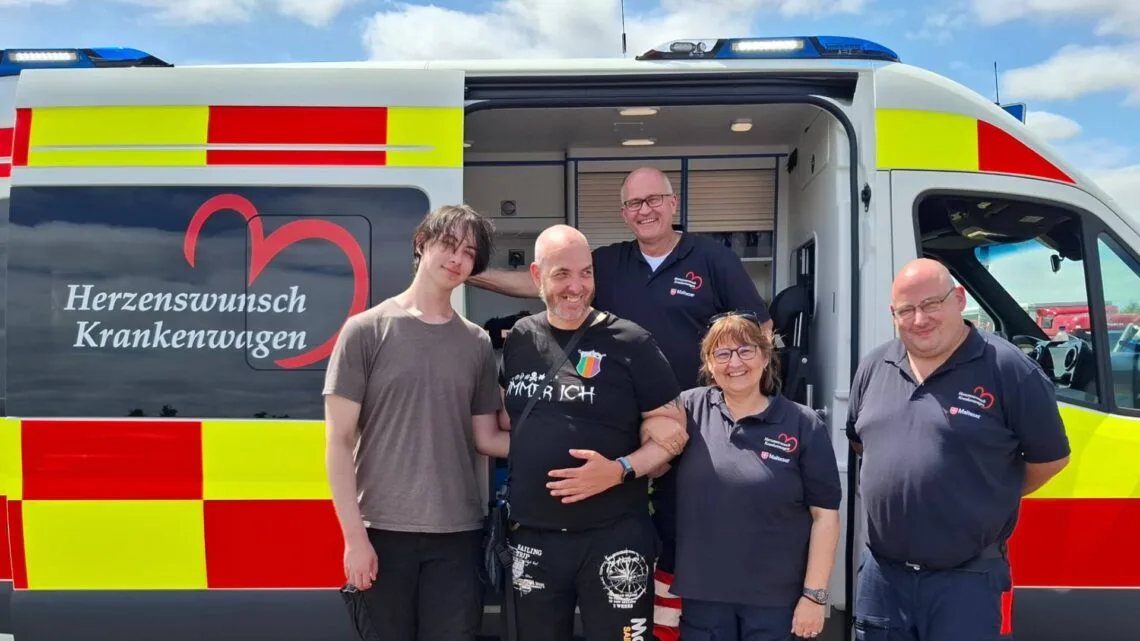 Bamberger Herzenswunsch-Krankenwagen erfüllt letzte große Träume 10 Maik mit Team: Maik (Z.v.l.), sein Sohn Erik (l.) und das HWK-Team Volker Rau (M.), Jutta Sendner-Rau und Stefan Landmann. Quelle: Malteser HWK-Team