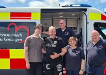 Bamberger Herzenswunsch-Krankenwagen erfüllt letzte große Träume 12 Maik mit Team: Maik (Z.v.l.), sein Sohn Erik (l.) und das HWK-Team Volker Rau (M.), Jutta Sendner-Rau und Stefan Landmann. Quelle: Malteser HWK-Team