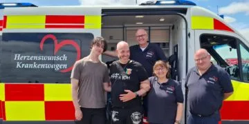 Bamberger Herzenswunsch-Krankenwagen erfüllt letzte große Träume 14 Maik mit Team: Maik (Z.v.l.), sein Sohn Erik (l.) und das HWK-Team Volker Rau (M.), Jutta Sendner-Rau und Stefan Landmann. Quelle: Malteser HWK-Team