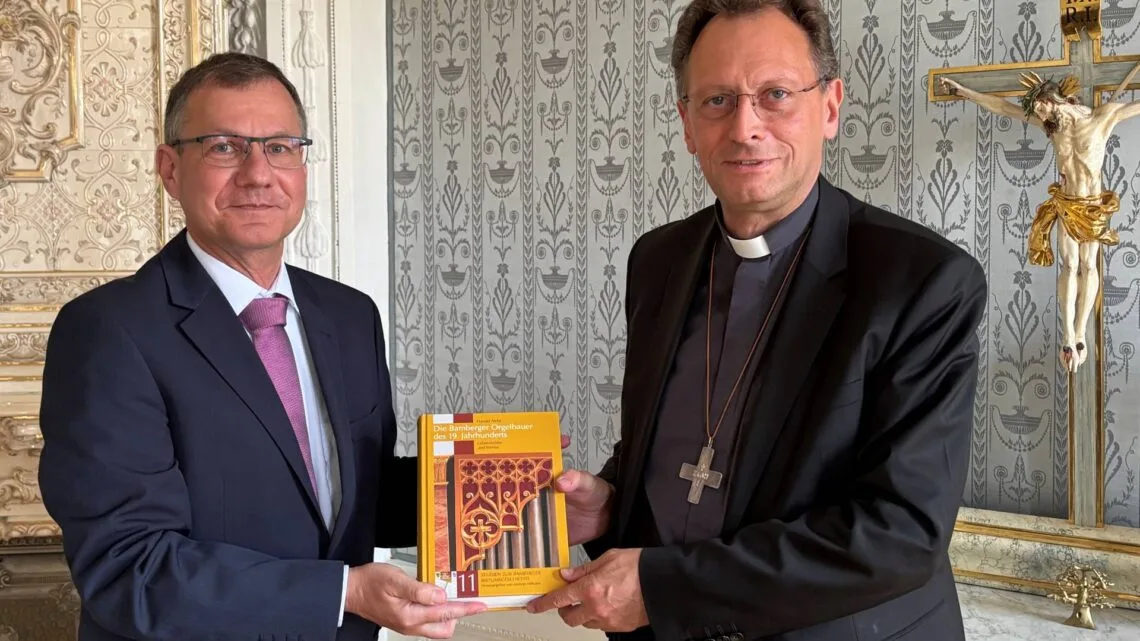 Der Musikwissenschaftler Dr. Harald Nehr übergab am 22.7.2026 sein Buch "Die Bamberger Orgelbauer des 19. Jahrhunderts" an Erzbischof Herwig Gössl. Quelle: Pressestelle Erzbistum Bamberg/Harry Luck