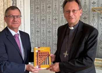 Der Musikwissenschaftler Dr. Harald Nehr übergab am 22.7.2026 sein Buch "Die Bamberger Orgelbauer des 19. Jahrhunderts" an Erzbischof Herwig Gössl. Quelle: Pressestelle Erzbistum Bamberg/Harry Luck