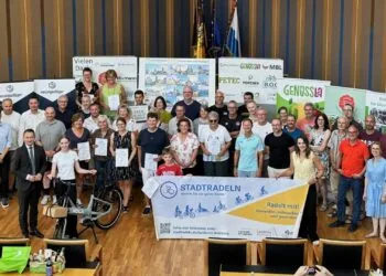 STADTRADELN 2026: Landkreis Bamberg stellt neuen Rekord auf 17 Gruppenbild STADTRADELN-Preisverleihung 2026 (Bildquelle: Landratsamt Bamberg/Schellakowsky-Weinsheimer)