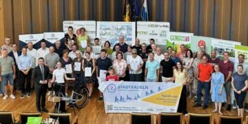 STADTRADELN 2026: Landkreis Bamberg stellt neuen Rekord auf 12 Gruppenbild STADTRADELN-Preisverleihung 2026 (Bildquelle: Landratsamt Bamberg/Schellakowsky-Weinsheimer)
