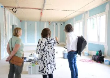 Rupprechtschule in Bamberg: Erweiterungsbau vor der Fertigstellung 17 Bei der diesjährigen Schulhausbegehung informierten sich die
Stadtratsmitglieder vor Ort in der Rupprechtschule. Quelle: Stadt Bamberg, Sonja Seufferth