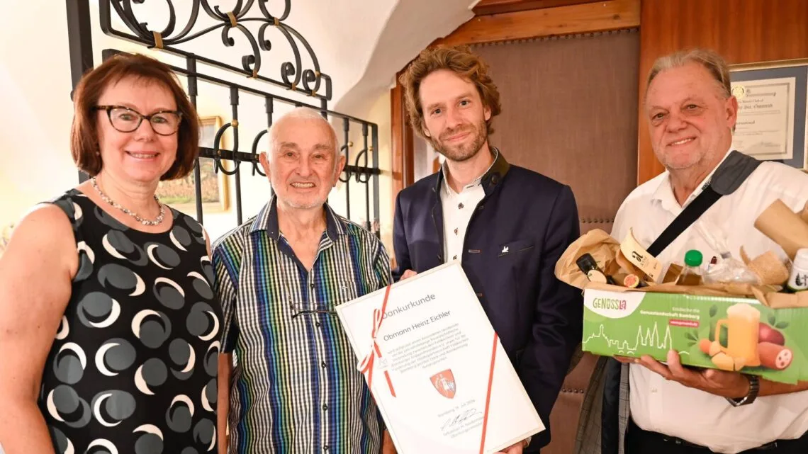 Oberbürgermeister Sebastian M. Niedermaier (Zweiter v. r.) ehrte
gemeinsam mit Feldkirchens Bürgermeister Martin Treffner (r.) und
Brigitte Riegelbauer (Bürgermeisteramt Bamberg) den Obmann der
Krippenfreunde Feldkirchen, Heinz Eichler, für seine Verdienste um die
Städtepartnerschaft. Quelle: Stadt Bamberg