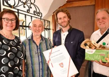 Oberbürgermeister Niedermaier besucht Bambergs Partnerstädte 16 Oberbürgermeister Sebastian M. Niedermaier (Zweiter v. r.) ehrte
gemeinsam mit Feldkirchens Bürgermeister Martin Treffner (r.) und
Brigitte Riegelbauer (Bürgermeisteramt Bamberg) den Obmann der
Krippenfreunde Feldkirchen, Heinz Eichler, für seine Verdienste um die
Städtepartnerschaft. Quelle: Stadt Bamberg