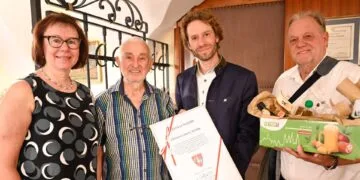 Oberbürgermeister Niedermaier besucht Bambergs Partnerstädte 14 Oberbürgermeister Sebastian M. Niedermaier (Zweiter v. r.) ehrte
gemeinsam mit Feldkirchens Bürgermeister Martin Treffner (r.) und
Brigitte Riegelbauer (Bürgermeisteramt Bamberg) den Obmann der
Krippenfreunde Feldkirchen, Heinz Eichler, für seine Verdienste um die
Städtepartnerschaft. Quelle: Stadt Bamberg
