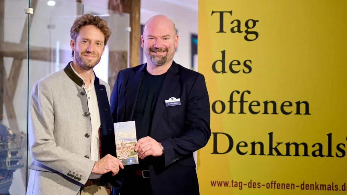 Freuen sich auf den Tag des offenen Denkmals: Oberbürgermeister
Sebastian M. Niedermaier und Simon Geisler, Leiter der Abteilung
Bewusstseinsbildung Deutsche Stiftung Denkmalschutz. Quelle: Stadt Bamberg, Sonja Seufferth
