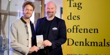Bamberg wird zum Zentrum der Denkmalpflege 12 Freuen sich auf den Tag des offenen Denkmals: Oberbürgermeister
Sebastian M. Niedermaier und Simon Geisler, Leiter der Abteilung
Bewusstseinsbildung Deutsche Stiftung Denkmalschutz. Quelle: Stadt Bamberg, Sonja Seufferth