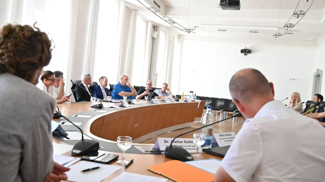 Neuer Wirtschaftsbeirat in Bamberg nimmt Arbeit auf 10 Im Rathaus hat sich der Wirtschaftsbeirat zu seiner
konstituierenden Sitzung getroffen. Quelle: Stadt Bamberg, Michael Memmel