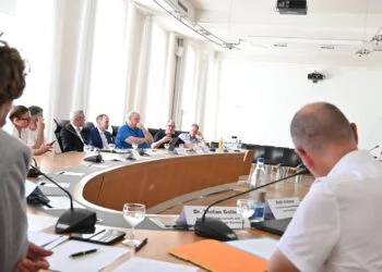 Neuer Wirtschaftsbeirat in Bamberg nimmt Arbeit auf 19 Im Rathaus hat sich der Wirtschaftsbeirat zu seiner
konstituierenden Sitzung getroffen. Quelle: Stadt Bamberg, Michael Memmel
