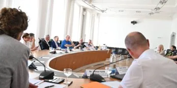 Neuer Wirtschaftsbeirat in Bamberg nimmt Arbeit auf 13 Im Rathaus hat sich der Wirtschaftsbeirat zu seiner
konstituierenden Sitzung getroffen. Quelle: Stadt Bamberg, Michael Memmel