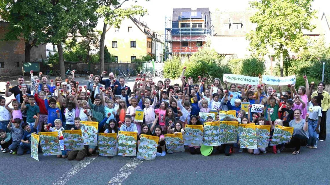 Ganze 3666 Klimameilen sammelten die Kinder der Rupprechtschule, die sie
stolz präsentieren. Zum Abschluss der gesamten Aktion gab es saisonale Äpfel und
Besuch von Oberbürgermeister Sebastian M. Niedermaier, dem Leiter der Klima- und
Energieagentur, Tobias Schenk, und Landrat Johannes Maciejonczyk (hintere Reihe,
Dreier-Konstellation, v.l.). Quelle:  Pressestelle Stadt Bamberg, Anna Lienhardt
