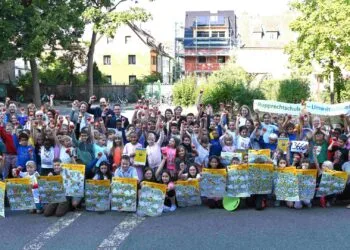 Bamberg: Mehr als 6.200 Kindermeilen für den Klimaschutz gesammelt 10 Ganze 3666 Klimameilen sammelten die Kinder der Rupprechtschule, die sie
stolz präsentieren. Zum Abschluss der gesamten Aktion gab es saisonale Äpfel und
Besuch von Oberbürgermeister Sebastian M. Niedermaier, dem Leiter der Klima- und
Energieagentur, Tobias Schenk, und Landrat Johannes Maciejonczyk (hintere Reihe,
Dreier-Konstellation, v.l.). Quelle: Pressestelle Stadt Bamberg, Anna Lienhardt