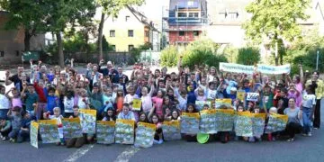 Bamberg: Mehr als 6.200 Kindermeilen für den Klimaschutz gesammelt 14 Ganze 3666 Klimameilen sammelten die Kinder der Rupprechtschule, die sie
stolz präsentieren. Zum Abschluss der gesamten Aktion gab es saisonale Äpfel und
Besuch von Oberbürgermeister Sebastian M. Niedermaier, dem Leiter der Klima- und
Energieagentur, Tobias Schenk, und Landrat Johannes Maciejonczyk (hintere Reihe,
Dreier-Konstellation, v.l.). Quelle: Pressestelle Stadt Bamberg, Anna Lienhardt