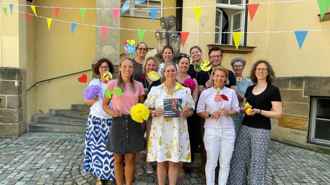 Vorhang auf fürs Jubiläumssemester 80 Jahre
vhs Bamberg Stadt! Das Team zeigt: Hinter dem Leitbild
„Wir.bilden.Bamberg“ steckt jede Menge Engagement, Kreativität
– und ganz viel Teamgeist. Quelle: vhs Bamberg Stadt