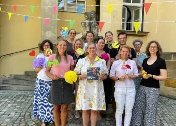 80 Jahre VHS Bamberg: Jubiläumssemester mit mehr als 800 Angeboten 11 Vorhang auf fürs Jubiläumssemester 80 Jahre
vhs Bamberg Stadt! Das Team zeigt: Hinter dem Leitbild
„Wir.bilden.Bamberg“ steckt jede Menge Engagement, Kreativität
– und ganz viel Teamgeist. Quelle: vhs Bamberg Stadt