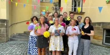 80 Jahre VHS Bamberg: Jubiläumssemester mit mehr als 800 Angeboten 17 Vorhang auf fürs Jubiläumssemester 80 Jahre
vhs Bamberg Stadt! Das Team zeigt: Hinter dem Leitbild
„Wir.bilden.Bamberg“ steckt jede Menge Engagement, Kreativität
– und ganz viel Teamgeist. Quelle: vhs Bamberg Stadt