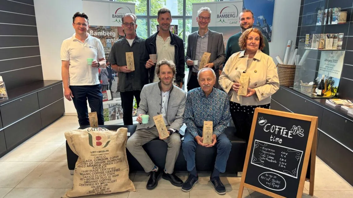 Haben das 'Bamberger Böhnla' getestet und sind überzeugt: (Hintere Reihe von links nach rechts) Patrick Mittelberger,
kaufmännische Leitung, Lebenshilfe Bamberg e.V. Christoph Wich,
Gruppenleitung ADESSE-Kaffeerösterei & RehaWe-Lädla, Werkstatt
RehaWe, Christoph Kaiser, Leiter der RehaWe, Tourismusdirektor
Michael Heger, Thomas Klostermann, Klima- und Umweltamt. Quelle: Michael Memmel, Stadt Bamberg
