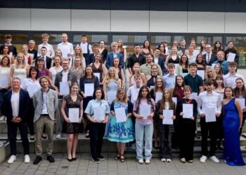 Mit Bestnoten hinaus in die Welt: 90 Absolventen in Bamberg ausgezeichnet 14 Oberbürgermeister Sebastian M. Niedermaier mit den besten
Absolventinnen und Absolventen aller Bamberger Schulen. Quelle: Sonja Seufferth, Stadt Bamberg