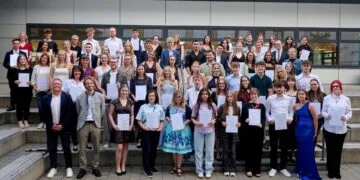 Mit Bestnoten hinaus in die Welt: 90 Absolventen in Bamberg ausgezeichnet 14 Oberbürgermeister Sebastian M. Niedermaier mit den besten
Absolventinnen und Absolventen aller Bamberger Schulen. Quelle: Sonja Seufferth, Stadt Bamberg
