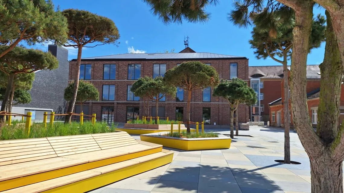 Kulturhof auf dem Lagarde-Campus für Landschaftsarchitektur-Preis nominiert 10 Markante Kiefern, großzügige Sitzlandschaften und
offene Platzflächen prägen den Platz der Menschenrechte auf dem
Lagarde-Campus – das neue Herzstück des Quartiers ist für den
Bayerischen Landschaftsarchitektur-Preis 2026 nominiert. Quelle: Stadt Bamberg