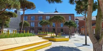 Kulturhof auf dem Lagarde-Campus für Landschaftsarchitektur-Preis nominiert 13 Markante Kiefern, großzügige Sitzlandschaften und
offene Platzflächen prägen den Platz der Menschenrechte auf dem
Lagarde-Campus – das neue Herzstück des Quartiers ist für den
Bayerischen Landschaftsarchitektur-Preis 2026 nominiert. Quelle: Stadt Bamberg
