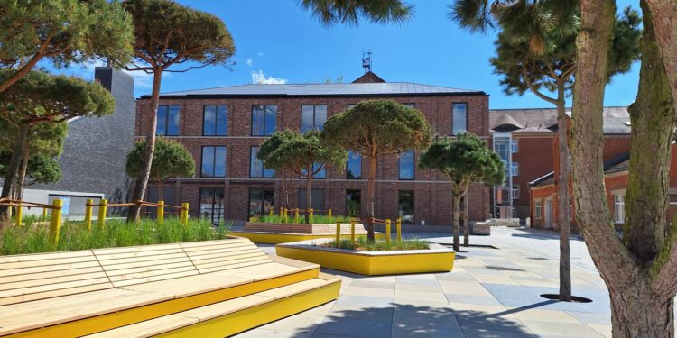 Markante Kiefern, großzügige Sitzlandschaften und
offene Platzflächen prägen den Platz der Menschenrechte auf dem
Lagarde-Campus – das neue Herzstück des Quartiers ist für den
Bayerischen Landschaftsarchitektur-Preis 2026 nominiert. Quelle: Stadt Bamberg
