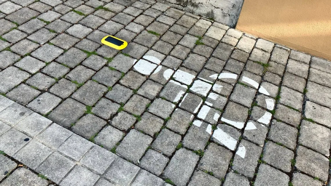 Dieser kleine gelbe Sensor macht einen großen
Unterschied: Künftig zeigt er an, ob ein Behindertenparkplatz frei oder
belegt ist – und erleichtert Menschen mit Behinderung die Planung
ihrer Fahrt in die Innenstadt. Quelle: Smart City Bamberg, Stadt Bamberg