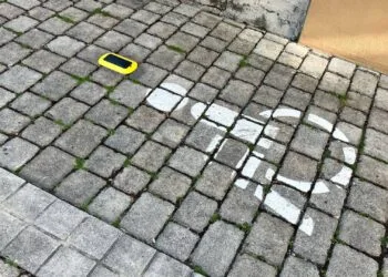 Freie Behindertenparkplätze in Bamberg künftig digital sichtbar 11 Dieser kleine gelbe Sensor macht einen großen
Unterschied: Künftig zeigt er an, ob ein Behindertenparkplatz frei oder
belegt ist – und erleichtert Menschen mit Behinderung die Planung
ihrer Fahrt in die Innenstadt. Quelle: Smart City Bamberg, Stadt Bamberg