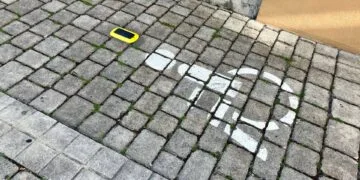 Freie Behindertenparkplätze in Bamberg künftig digital sichtbar 13 Dieser kleine gelbe Sensor macht einen großen
Unterschied: Künftig zeigt er an, ob ein Behindertenparkplatz frei oder
belegt ist – und erleichtert Menschen mit Behinderung die Planung
ihrer Fahrt in die Innenstadt. Quelle: Smart City Bamberg, Stadt Bamberg