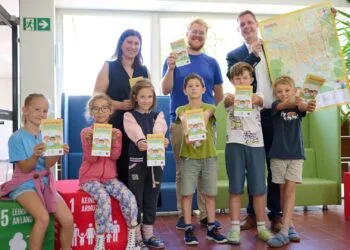 Neuer Kinderstadtplan lädt zum Entdecken Bambergs ein 17 Schulleiterin Jasmin Kremer, Maxi Manlig vom Stadtjugendring
und Bürgermeister Jonas Glüsenkamp (v.l.) zeigen gemeinsamen mit
Kindern der Hainschule den überarbeiteten Kinderstadtplan. Quelle: Stadt Bamberg, Sonja Seufferth