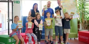 Neuer Kinderstadtplan lädt zum Entdecken Bambergs ein 12 Schulleiterin Jasmin Kremer, Maxi Manlig vom Stadtjugendring
und Bürgermeister Jonas Glüsenkamp (v.l.) zeigen gemeinsamen mit
Kindern der Hainschule den überarbeiteten Kinderstadtplan. Quelle: Stadt Bamberg, Sonja Seufferth