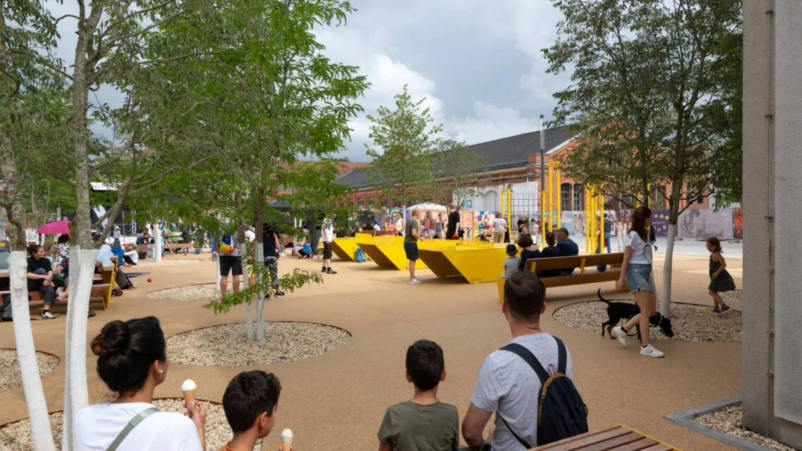 Ein Platz, der verbindet: Bamberg beim Fotowettbewerb dabei 10 „Wo aus Raum Begegnung wird“: Mit diesem Motiv
vom KulturGarten am Platz der Menschenrechte beteiligt sich die
Stadt Bamberg am Fotowettbewerb der Städtebauförderung 2026. Quelle: hutterreimann Landschaftsarchitektur GmbH/Oliver
Kleinschmid